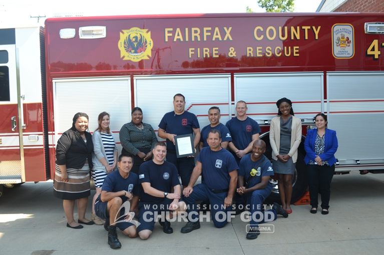 Volunteers Deliver Home-Made Meals to Firefighters