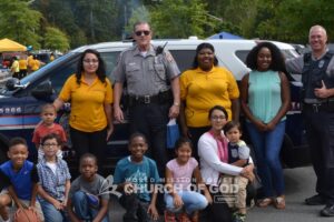 The police officers took a photo together with the children during the Police Appreciation Cookout.